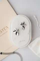 Aros plateados de acero quirúrgico con forma de hoja.