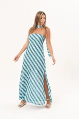 Vestido largo celeste y verde con patrón de zigzag, escote palabra de honor y detalle de lazo al cuello.