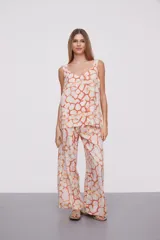 Musculosa estampada con cuello en V y breteles anchos.