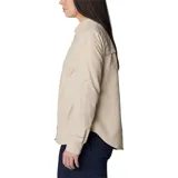 Camisa de manga larga Columbia modelo Silver Ridge 3.0, de color beige, con cuello clásico, cierre frontal de botones, bolsillos en el pecho y aberturas de ventilación.