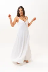 Vestido largo blanco de tirantes finos, con escote en V y corte amplio.