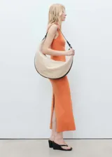 Vestido midi de color naranja, con cuello perkins y diseño sin mangas. Presenta un corte entallado al cuerpo con detalle drapeado en uno de los laterales de la cintura.