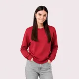 Buzo deportivo de cuello redondo, manga larga con puños elásticos y ruedo acanalado. Presenta un pequeño logo bordado en el pecho.