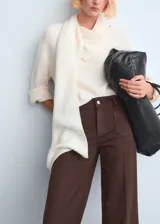 Pantalón de jean marrón de corte wide leg, tiro medio, con bolsillos delanteros aplicados y costuras frontales marcadas.