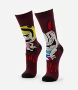 Medias de caña alta color borgoña con talón y puntera negros. Presentan estampados de los personajes Billy y Mandy de la serie de Cartoon Network.