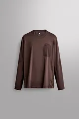 Camiseta de entrenamiento de manga larga Zara Athleticz de color marrón, corte regular fit y cuello redondo. Está confeccionada en tejido técnico elástico de secado rápido y cuenta con un bolsillo en el pecho con cierre de cremallera.