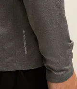 Remera deportiva azul para hombre, modelo comfort, confeccionada en tejido de poliéster con tecnología Dry, cuello redondo y mangas largas.