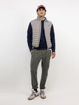 Chaleco acolchado de hombre confeccionado en nylon reciclado, con cierre frontal de cremallera, sisas elásticas y bolsillos laterales con cierre.