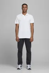 Chomba de piqué color blanco, de corte slim fit, manga corta y cuello camisero con cierre frontal de botones.