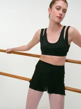 Top deportivo negro con efecto layering de doble tirante, escote redondeado y diseño ajustado.
