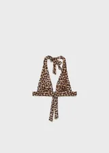 Top de bikini con diseño triangular y estampado de leopardo. Cuenta con tirantes anchos que se atan al cuello y en la espalda, proporcionando un ajuste regulable.