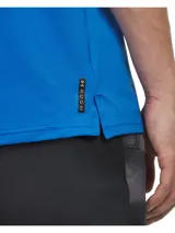 Remera deportiva Under Armour de manga corta, confeccionada en tejido técnico elástico de secado rápido con tecnología infrarroja UA RUSH. Presenta cuello redondo y logo de la marca estampado en el pecho.
