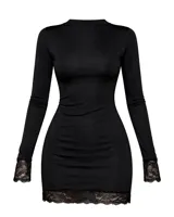 Vestido corto negro de manga larga, con diseño ajustado al cuerpo y detalle de encaje en el ruedo.