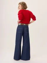 Pantalon de corte ancho y holgado, confeccionado en mezcla de algodón, viscosa y lino. Presenta costuras decorativas, pinzas debajo de la rodilla, bordado de monograma en el bolsillo delantero y pespuntes a contratono.