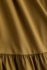 Vestido maxi marrón con cuerpo entallado de punto interlock pesado, cuello redondo, mangas cortas, cintura fruncida y falda larga de gran volumen en tejido liviano de algodón.