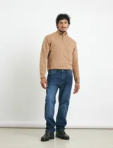 Sweater de punto color tostado, con cuello alto y cierre frontal parcial con botones. Diseño de manga larga con puños y ruedo acanalados.