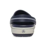 Zueco Crocs modelo Crocband Heritage, color negro con banda lateral en tono crema. Presenta correa de talón pivotante bicolor, diseño con textura pronunciada y detalles de costura, fabricado en espuma Croslite ligera.