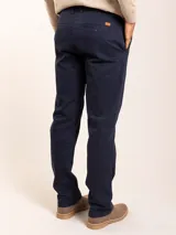 Pantalón de vestir color beige, de corte recto, con bolsillos laterales y traseros.