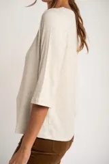 Remera color arena de corte recto y mangas 3/4.