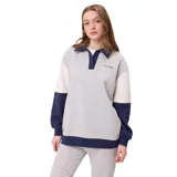 Buzo de estilo deportivo con cuello polo y cierre frontal de botones. Presenta un diseño de bloques de color en gris, blanco y azul marino, con mangas largas y puños elásticos. Incluye logo bordado en el pecho.