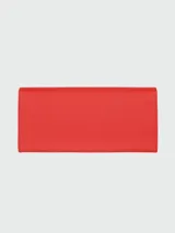 Billetera continental Longchamp modelo Le Roseau, confeccionada en cuero con textura granulada, color rojo. Presenta un cierre frontal con el icónico broche metálico de bambú de la marca.