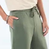 Pantalón de jogging verde oliva de corte recto, con cintura elástica ajustable con cordón y bolsillos laterales.