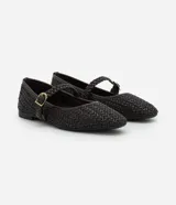 Zapatos chatitas de mujer tipo Mary Jane de la marca Satinato, color marrón oscuro con textura trenzada y tira superior con hebilla metálica dorada.