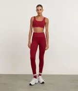 Top deportivo color marrón, sin copa, con escote redondo y breteles medianos.