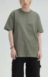 Remera de manga corta y cuello redondo, con calce regular y recorte en la espalda. Confeccionada en algodón premium de tacto suave.