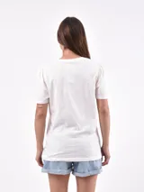 Remera blanca de mangas cortas con detalle de frunce en los hombros.