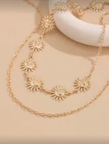 Cadena dorada para el cuerpo con dijes de sol.