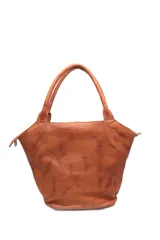 Cartera tipo tote de cuero color marrón con doble asa de hombro.