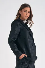 Blazer plateado de satén laminado, con cuello con solapa y abertura central con botón. Forro interno a tono.