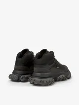 Botín de trekking negro, confeccionado en piel vacuna y tejido de poliéster reciclado con membrana GORE-TEX ePE. Cuenta con plantilla reciclada OrthoLite y suela Vibram Ecostep, entresuela ReXarge y tacón de 3,9 cm.