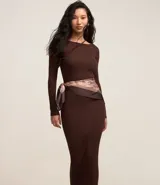 Vestido midi de punto acanalado, con diseño ajustado al cuerpo, cuello barco y mangas largas. Confeccionado en tejido de punto texturizado.