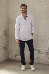 Camisa celeste a rayas verticales blancas, de corte slim fit, con cuello clásico y mangas largas.