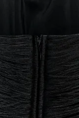 Vestido corto negro con escote halter profundo en pico y cubierto completamente de flecos.