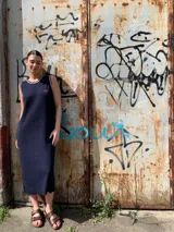 Vestido tejido al cuerpo con cuello redondo y breteles anchos.