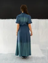 Falda larga azul con efecto degradado en verde, de corte a la cintura con dos bolsillos laterales y cierre invisible. Confeccionada en algodón tipo seda y teñida a mano.