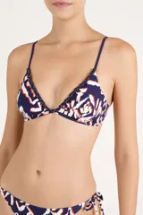 Top de bikini en forma de triángulo, con estampado abstracto en tonos azul marino, blanco y naranja, y detalles de tiras trenzadas con cuentas doradas en los bordes.