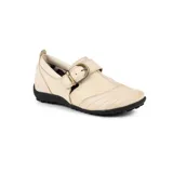 Zapato bajo de cuero negro con diseño artesanal, hebilla lateral metálica dorada y costuras decorativas.