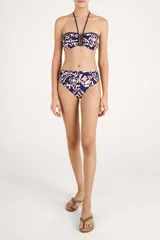 Calzón de bikini de tiro alto con diseño estampado abstracto en tonos azul marino, blanco y rojo, y frunces laterales.