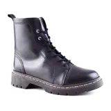 Bota de cuero color marrón con cordones, caña media, suela track y detalle de costuras.