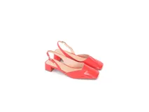 Zapato slingback de cuero charol color rojo, con punta cuadrada y escote en V. Cuenta con pulsera trasera con elástico y taco bajo cuadrado forrado en cuero.