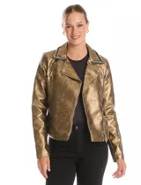 Chaqueta tipo biker de eco cuero con acabado metalizado dorado. Presenta cuello con solapa decorado con ribete bordado de pedrería y strass, cierre frontal asimétrico con cremallera metálica y bolsillos laterales funcionales con cierre.