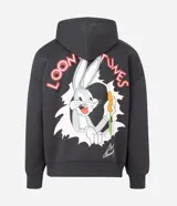 Buzo con capucha y bolsillo canguro, color gris oscuro, con estampa de Bugs Bunny en la espalda y logo de Looney Tunes.