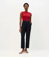 Pantalón de corte recto confeccionado en crepé, con pliegues frontales, trabillas y cinturón incluido. Presenta un diseño clásico y versátil con bolsillos laterales.