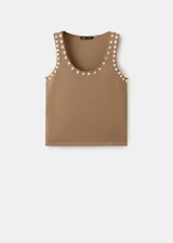 Top Naqui de punto fino color marrón, con tirantes anchos y escote redondo adornado con botones metálicos a lo largo del borde. Silueta ajustada.