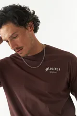 Remera de manga larga marrón para hombre, con escote redondo y logo estampado en relieve en el pecho.