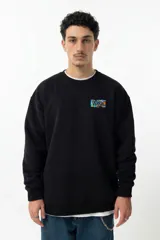 Buzo negro de cuello redondo y corte relajado, con una estampa gráfica grande en la espalda que combina elementos de la naturaleza, insectos y efectos de glitch digital con el texto 'Start of Spring'.